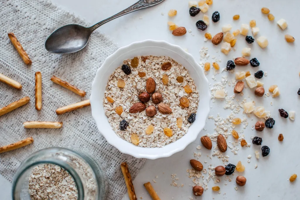 Oatmeal with nuts and dried fruit to give the 7 benefits of breakfast
