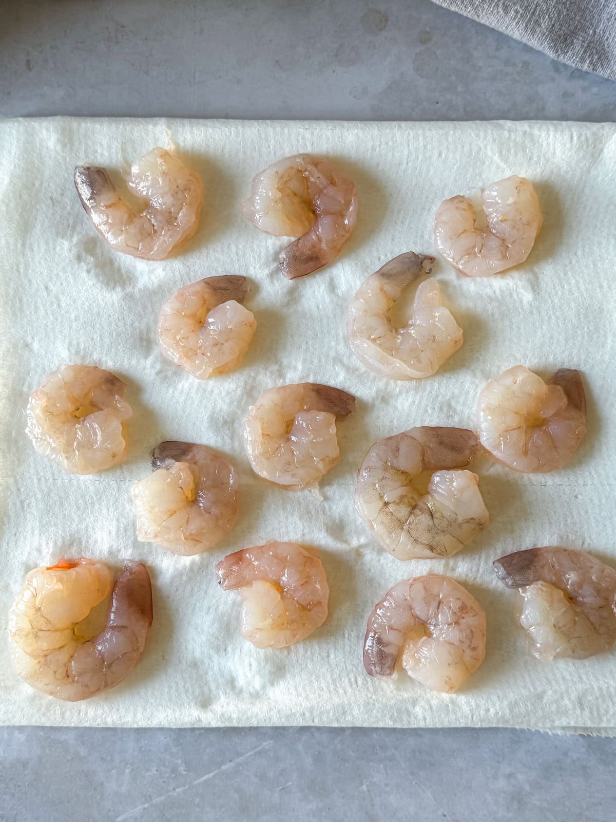 clean shrimp on paper towels.