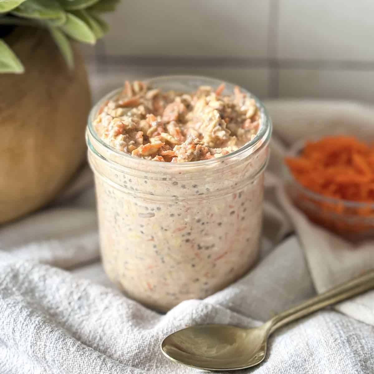 carrot cake overnight oats without toppings.