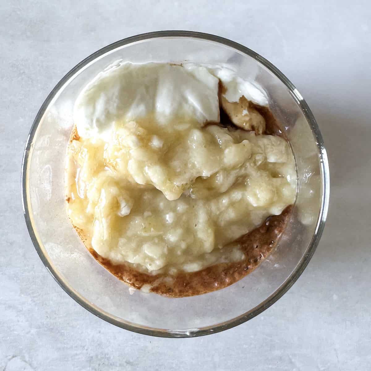 mashed banana, greek yogurt, cinnamon, chia seeds, and oats in a mason jar.