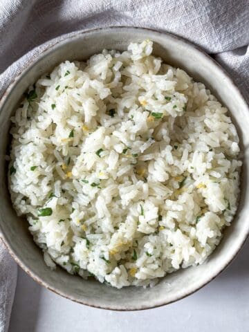lemon garlic rice overhead view.