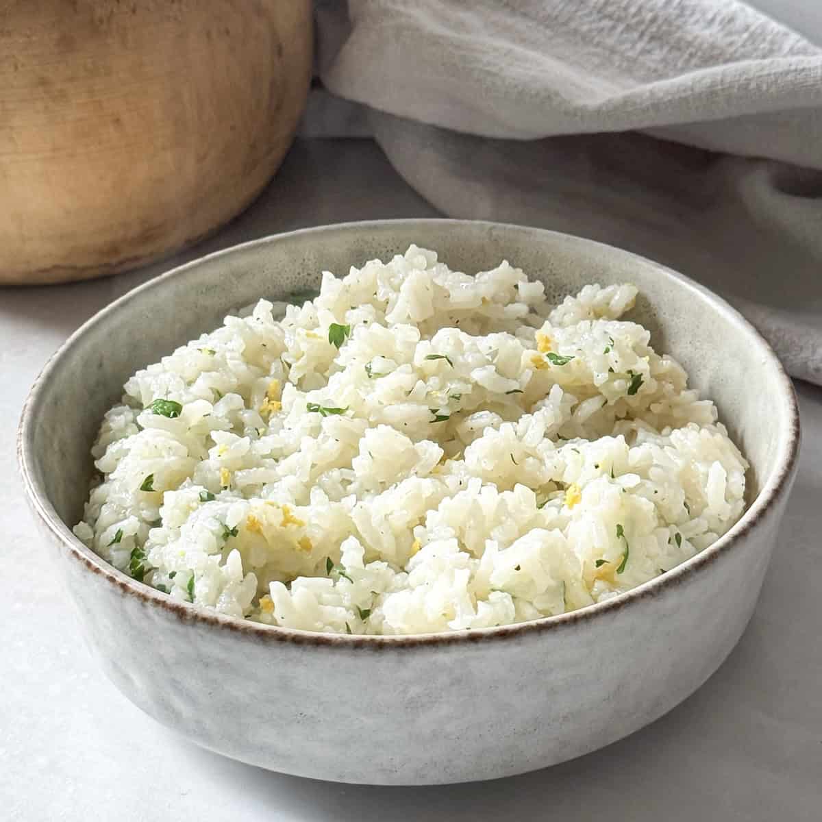 side view of lemon garlic rice.